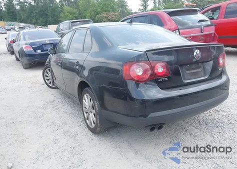 2010 Volkswagen Jetta Wolfsburg Edition z USA, uszkodzony, nr VIN 3VWRJ7AJ9AM025169